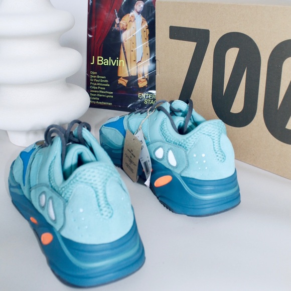 YEEZY Boosts 700 Faded Azure - Picture 4 of 5